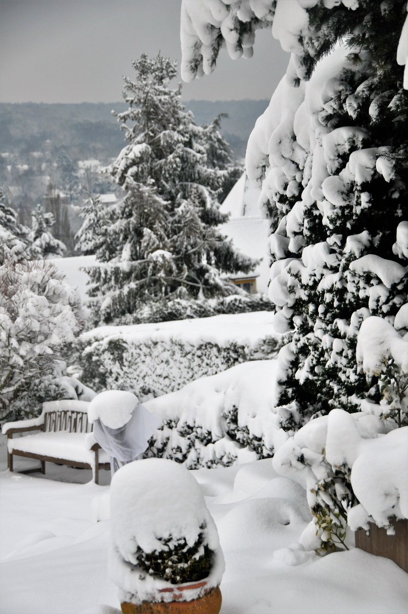decharmehouse's tweet photo. Sous la neige😉 https://t.co/sV7vWCOGaw