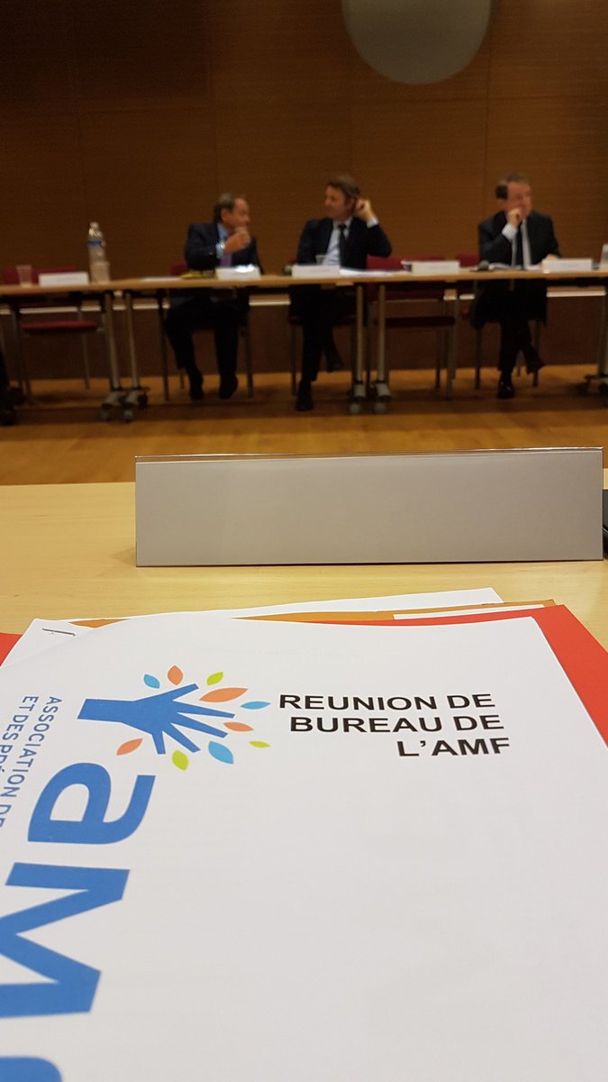 fredvalletoux's tweet image. Au bureau de @l_amf, consensus sur la proposition de @francoisbaroin de faire des principes #Autonomie et #LibreAdministration des collectivités locales des points majeurs de la future réforme constitutionnelle