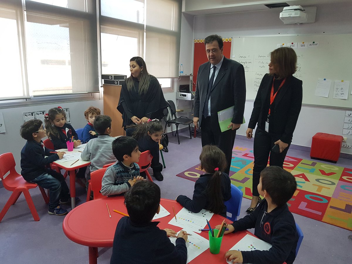 AmbaFranceLiban's tweet photo. Visite de @AzmSchool, établissement scolaire #CELF #LabelFranceEducation où plus de 700 élèves de la maternelle à la terminale suivent le cursus en langue française, soit la moitié de l'effectif de cette école bilingue français/anglais https://t.co/n4cgS8wa7r