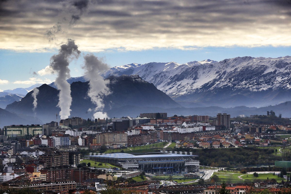 La vetusta ciudad de Oviedo. Al fondo y nevada, la Sierra del Aramo, al frente y magestuoso se postula el Estadio Carlos Tartiere, hogar del <a href="/RealOviedo/">Real Oviedo</a>.