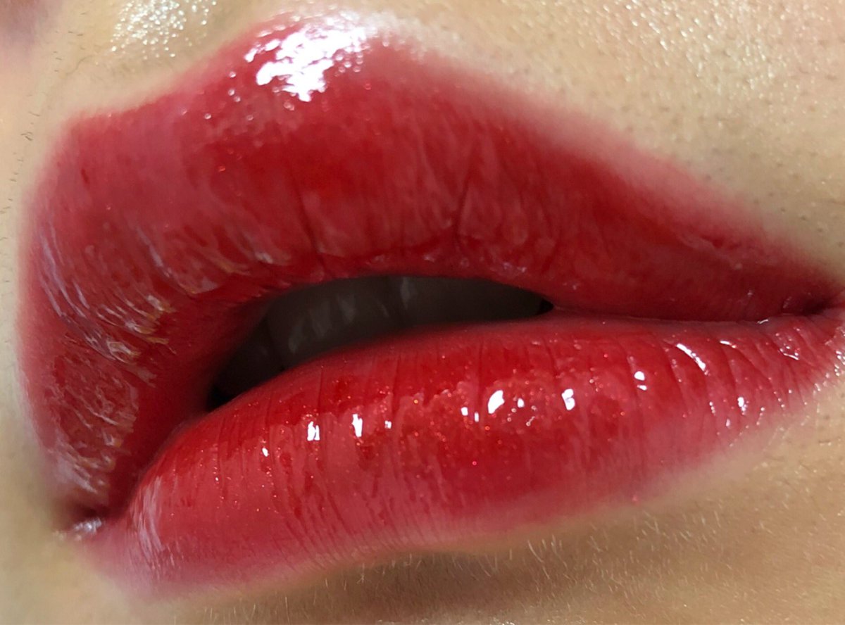 BBERRY_V's tweet photo. 입생로랑 베르니 아 레브르 46 루쥬퓌쟁 톤다운레드컬러에 펄이 들어가있는데 진짜 넘 예쁘다구 내가 바르고 이렇게 막 춤췄다..딱 입술이 예쁘게 탱글하게 보일정도에 펄이라서 적당하니 예쁘고 조금 끈적이는 질감이다 그래도 예쁘니깐 괜찮아 ㅠㅠ 펄보세요 정말 예쁨터짐🎉🎉🎉❤️❤️❤️ https://t.co/jObhZbnszS
