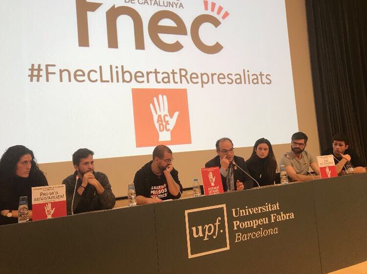 jorditurull's tweet photo. Acte especial i emotiu organitzat per @FnecUpf . Mai hauria pensat que em tocaria estar amb la meva filla defensant la democràcia i els drets fonamentals. Persistirem #UsVolemACasa 🎗 https://t.co/SP95lzQmHM