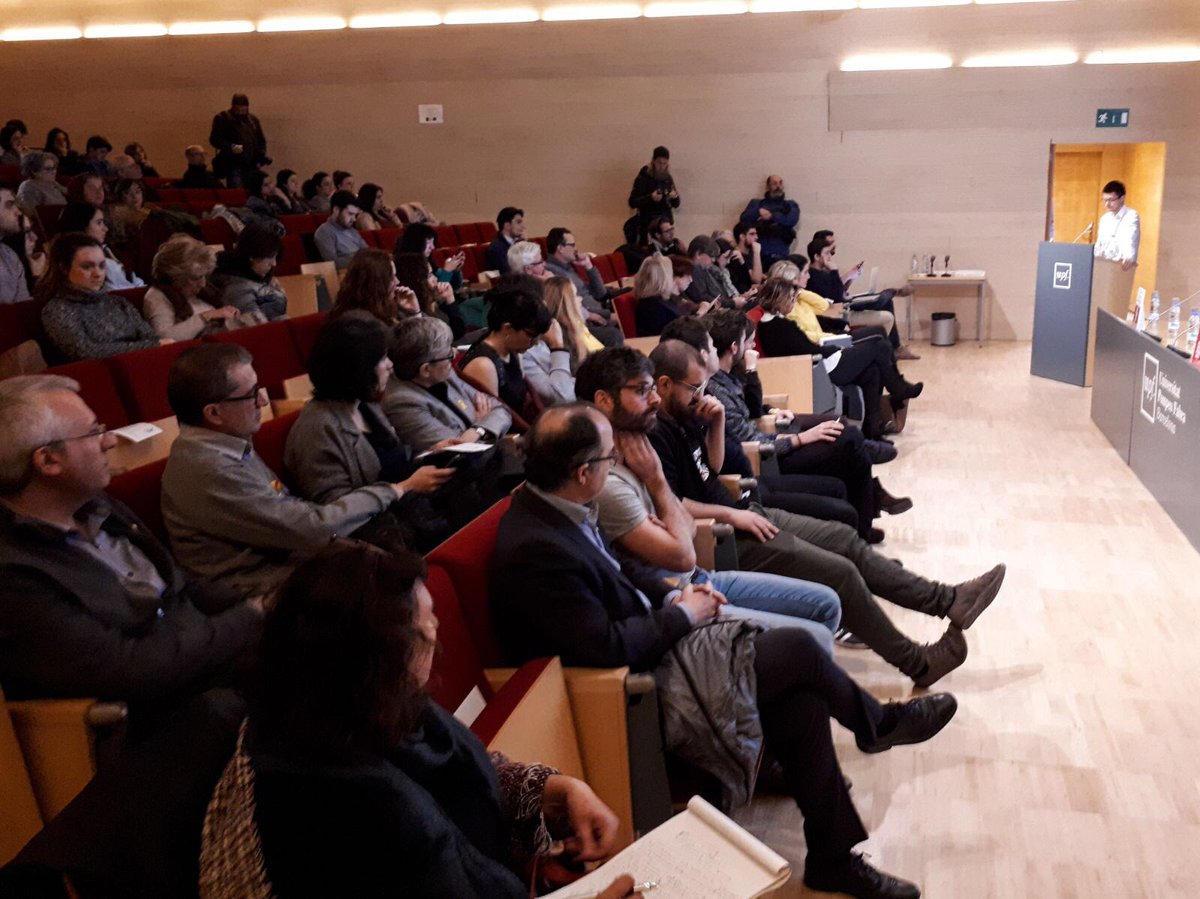 jorditurull's tweet photo. Acte especial i emotiu organitzat per @FnecUpf . Mai hauria pensat que em tocaria estar amb la meva filla defensant la democràcia i els drets fonamentals. Persistirem #UsVolemACasa 🎗 https://t.co/SP95lzQmHM