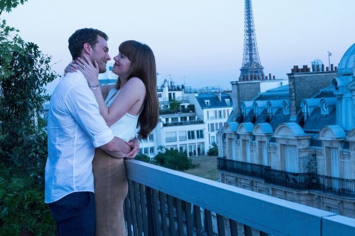 GossipRoomOff's tweet photo. Aujourd'hui, "50 Nuances Plus Claires" sort enfin au cinéma ! 🎬🔥 #FiftyShadesFreed https://t.co/h1WHLsLflC