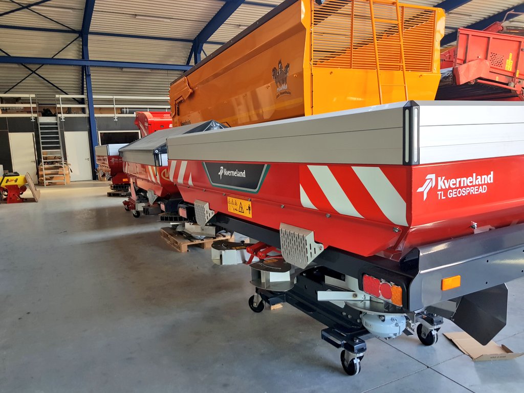 kvandermaar's tweet photo. Her eerste rijtje @KvernelandGroup #GEOSPREAD kunstmest strooiers staan klaar voor aflevering! Nog een paar te gaan! https://t.co/HUnfbfail3