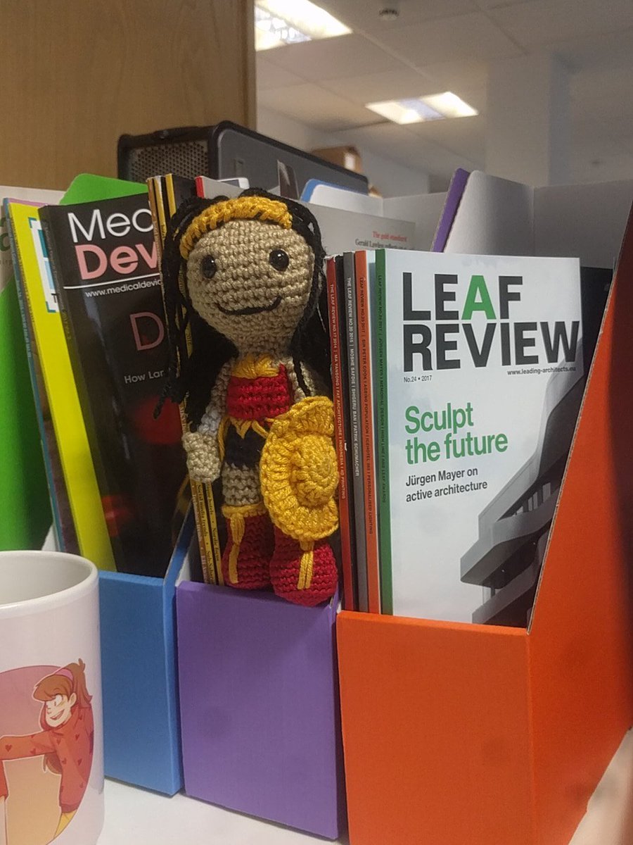 writative's tweet photo. My desk buddy, defending me from deadlines 🙅 #sheprotec #TinyDiana https://t.co/QIFLdJoGsQ