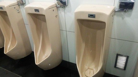 世界一まじめなおしっこ研究所 トイレ研究垢 改札の時計がお洒落な京王多摩センター駅 便器はやっぱりハーベストベージュ それとミント色を組み合わせたデザイン トイレ 便器 京王線 京王多摩センター