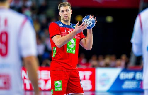 kn_online's tweet photo. Das Jahr 2018 steht für den #THWKiel in der #Handballbundesliga gerade erst in den Startlöchern, da richten sich die Blicke schon auf den Sommer. Harald #Reinkind ist im Anflug auf die Zebras. https://t.co/tg51LwPZvb https://t.co/ifEGu2OM8G