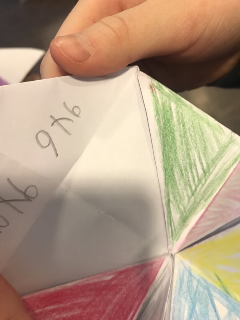 Jossanna's tweet photo. Matematik på olika sätt. Idag skapar vi matematikloppor och tränar på sexans multiplikationstabell. #2brun #runbacka https://t.co/FUzVEik5rE