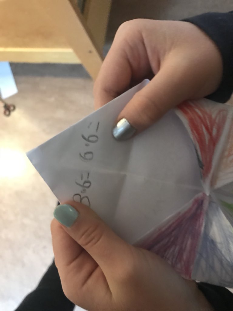 Jossanna's tweet photo. Matematik på olika sätt. Idag skapar vi matematikloppor och tränar på sexans multiplikationstabell. #2brun #runbacka https://t.co/FUzVEik5rE