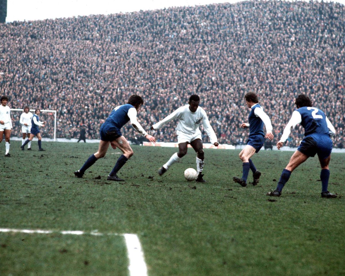topeleven's tweet photo. Pelé vs Sheffield Wednesday's defense back in 1972! ⚽️ https://t.co/QHXhkvb3rj