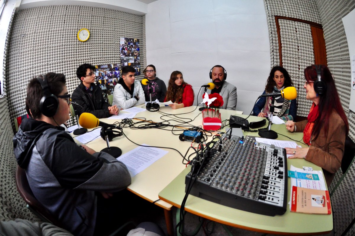 Ahora mismo <a href="/JacintoOrtega04/">Jacinto Ortega</a> en directo en radio Tamaraceite entrevistado por alumnos de ÍES Cairasco de Figueroa