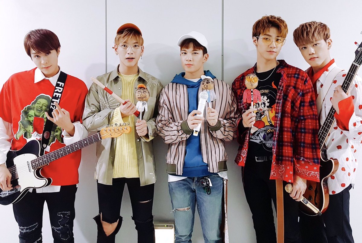 NFlyingofficial's tweet photo. [엔플라치📸] 이게 바로 핫하다는 재현이 직접 만든 엔플라잉 뜨감봉⁉️금손갓재현🙌
뜨감봉도 엔피아도 엔플라잉도 모두 반짝반짝 빛이 난댜 (*˙˘˙*)💖
#엔플라잉 #NFlying #엔플라치 #뜨거운감자 🔥🥔 https://t.co/fKESWcwM0H