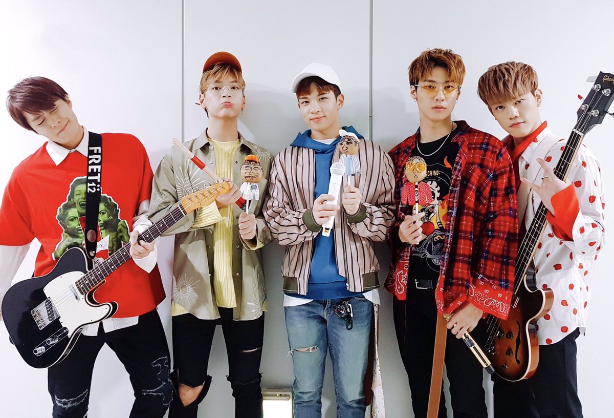 NFlyingofficial's tweet photo. [엔플라치📸] 이게 바로 핫하다는 재현이 직접 만든 엔플라잉 뜨감봉⁉️금손갓재현🙌
뜨감봉도 엔피아도 엔플라잉도 모두 반짝반짝 빛이 난댜 (*˙˘˙*)💖
#엔플라잉 #NFlying #엔플라치 #뜨거운감자 🔥🥔 https://t.co/fKESWcwM0H
