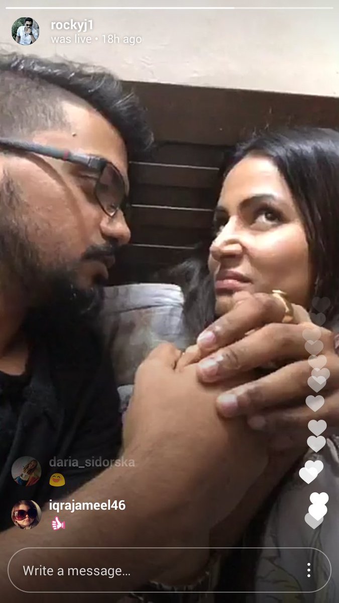 iPGaur's tweet photo. #HiRoLiveChat

Ro✨- Gets in the mood to say his famous BB shayari..😘😘

Says one line correctly and then mixes up murad and dua  line😂😂😂

Hina: you forgot?😱😝😝

Ro✨- You make me forget everything😂

@eyehinakhan @jjrockxx cutie pies😘😘😘💋💋💋💋💋💋 @biggboss https://t.co/b8rsubC3BN