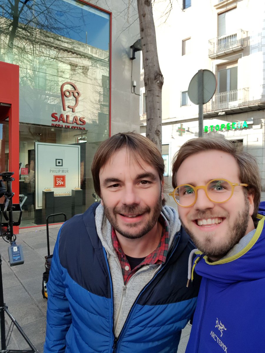 Optica_Salas's tweet photo. Tot just fa una setmana que van rodar un anunci davant l'òptica #SALAS de Mataró i aquí en tenim una instantània amb @QuimMasferrer 
@Optica_Salas #mataro #optica #optical https://t.co/kJgxnWdsWp
