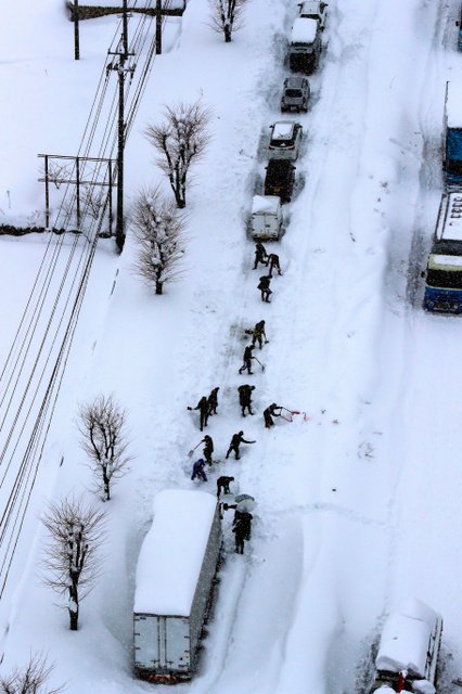 livedoornews's tweet photo. 【500人前】餃子の王将、豪雪で立ち往生の車に無償で料理届ける
https://t.co/b6pVI40MP7

店は雪のため前日から臨時休業だったが、余った食材で料理を作り届けた。炊き出しを思い立った理由には、阪神大震災での経験があるという。 https://t.co/fm6Z73T5QJ