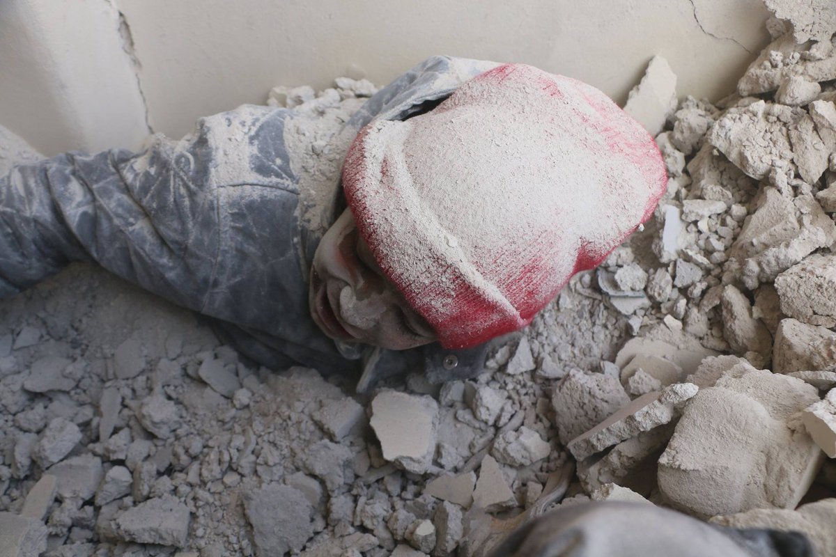 SyriaCharity's tweet photo. 83 morts hier et cet enfant coincé vivant sous les décombres. A part ça, il #neige en #France...
La ville de Saqba dans la #Ghouta, le 06/02/2018. https://t.co/yLOdYUsYbg