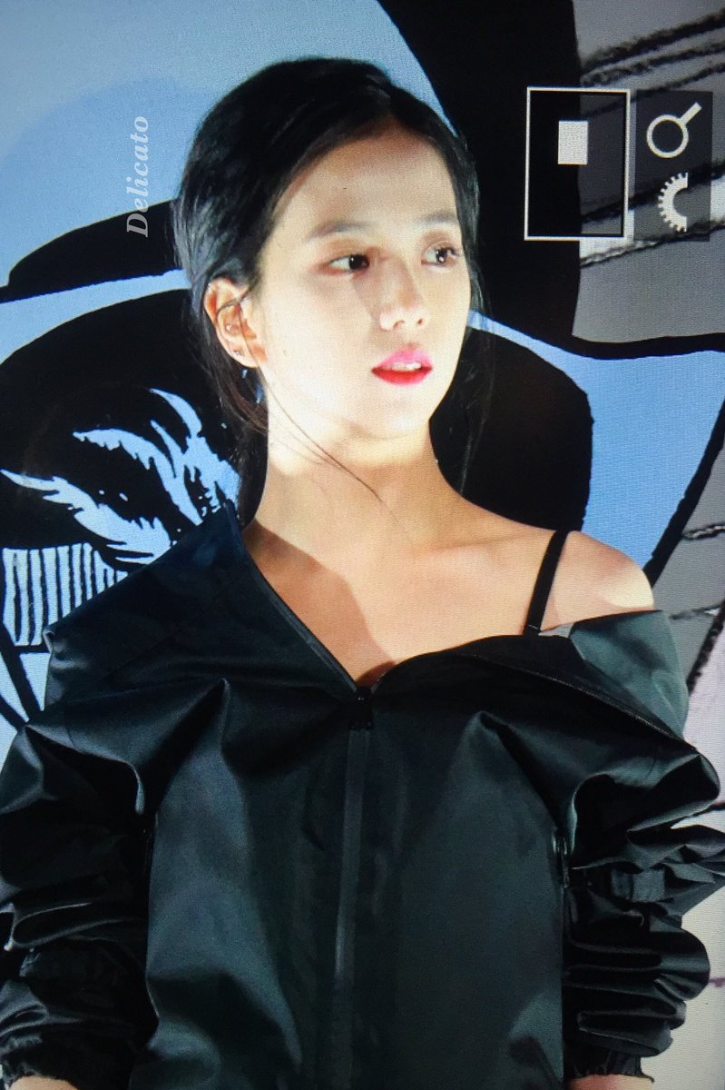 jisooalways's tweet photo. Your fans just died and i'm one of them...😭😭😭 https://t.co/VUn56KiOEy