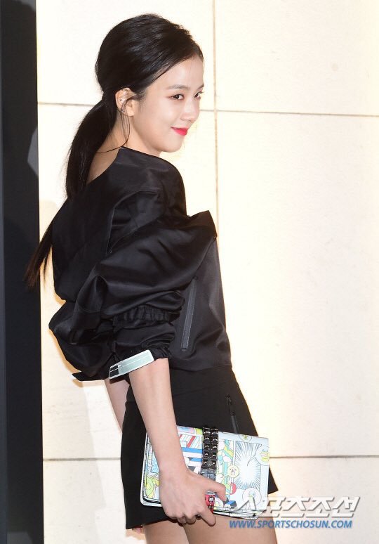 jisooalways's tweet photo. Your fans just died and i'm one of them...😭😭😭 https://t.co/VUn56KiOEy