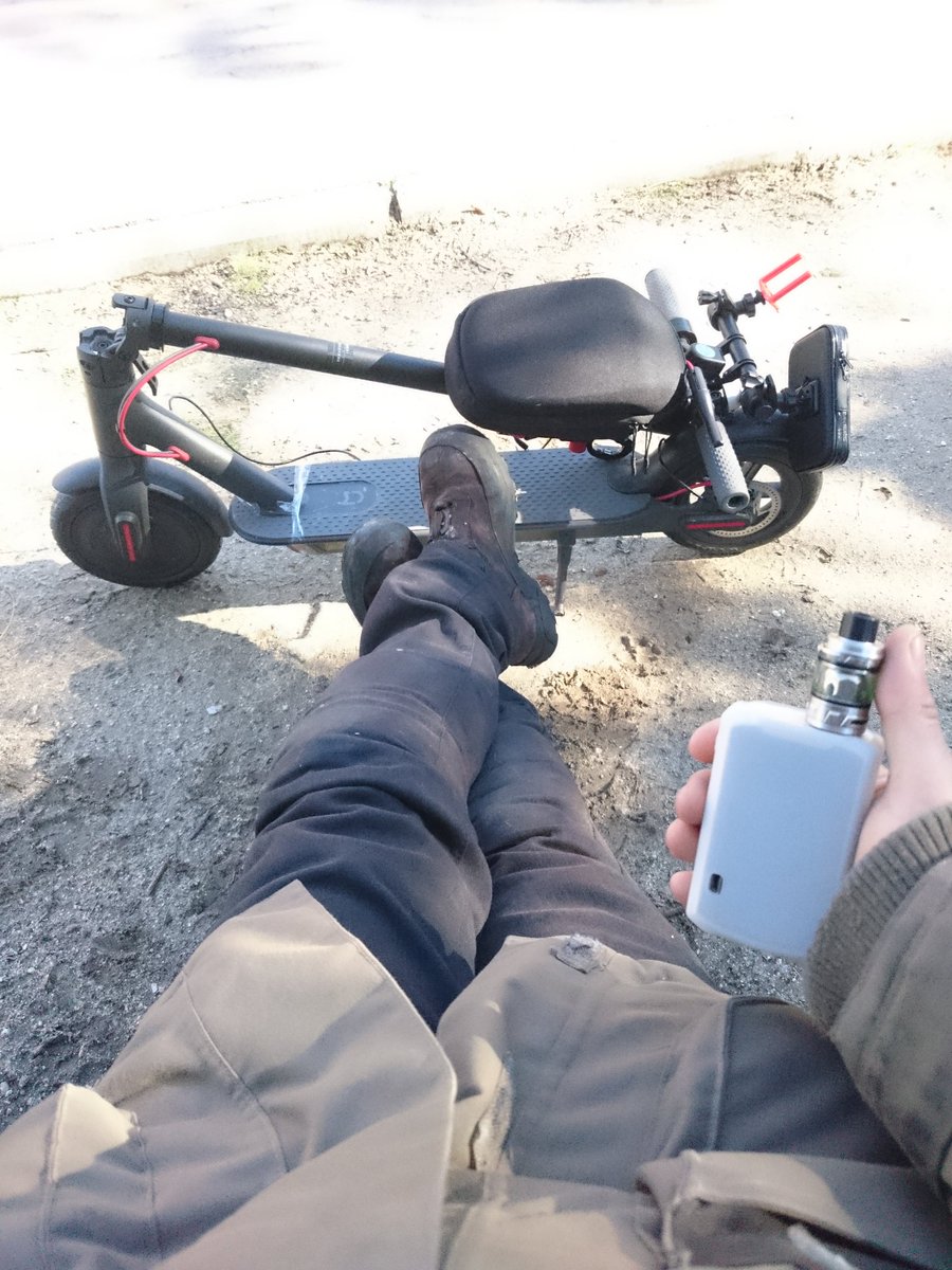 SolInfraElyRaul's tweet photo. Disfrutando al tiempo de...🤗
1- filmar video para mi #youtube, esta vez no en #video3D
2- #SenderismoUrbano con @Chiruca
3- #MobilidadUrbana con @xiaomi @XiaomiEspana #M365
4- #Vapeo con @VaporessoEcig #TarotPro #NRG2ml
5- y... un precioso día soleado de invierno en #Madrid https://t.co/0whcDF6N8w