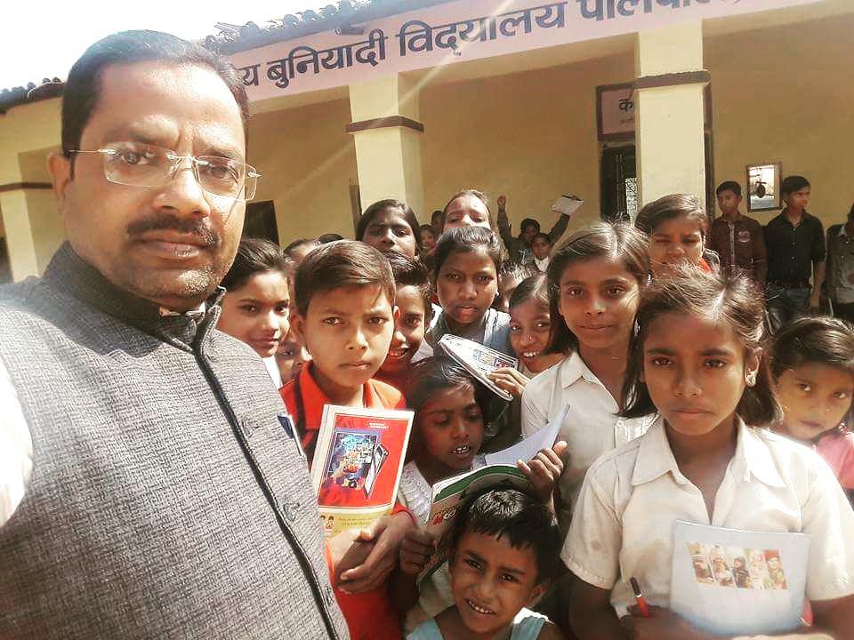 Samparkorg's tweet photo. A primary school teacher, Mr. DK Shukla shared this picture and thanked us for bringing the Sampark Smart Shala program to his school
#MainbhiSamparkDidi #TeachersofSampark #daltonganj https://t.co/flfBvON8pD