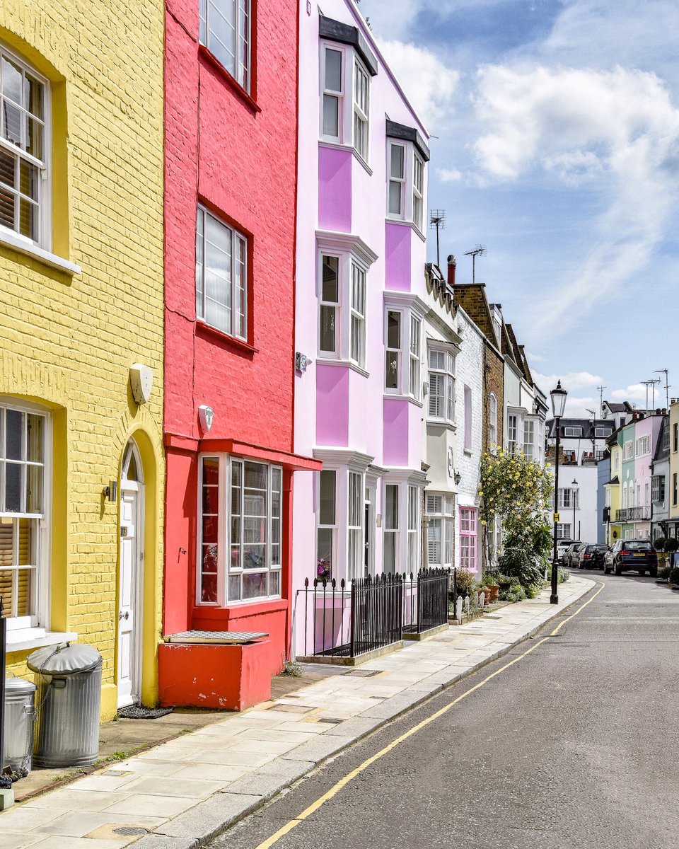 Exploring cities like a local is one of the best things, give someone else the opportunity of living like a local! 🇬🇧✨ Curious to find out more ! goo.gl/iePW4T @Bookingcom #Bookingyeah #travel #ad