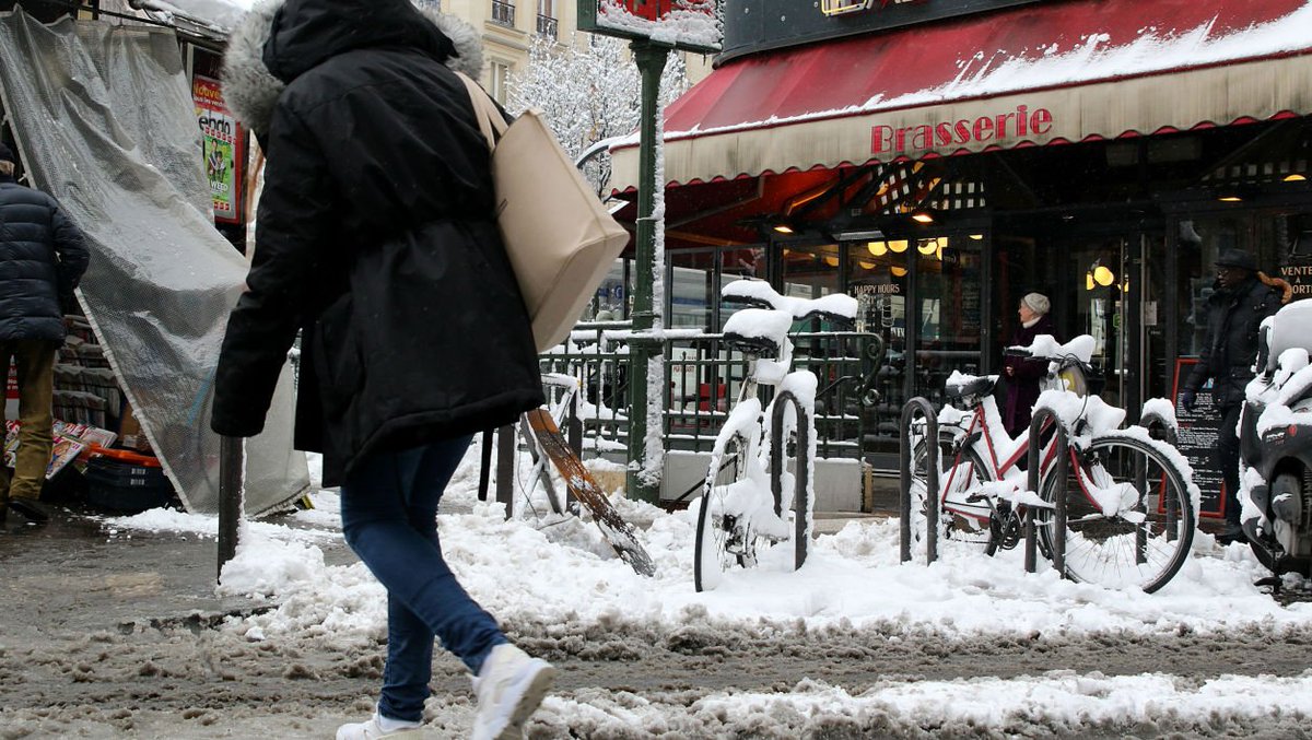 BFMTV's tweet image. Neige: qui est responsable en cas de glissade sur le trottoir?  bfmtv.com/planete/neige-…