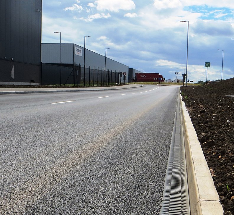 HAURATON_eu's tweet photo. Looking for the right #drainage solution for heavy load areas? See how drainage systems #RECYFIX MONOTEC, RECYFIX HICAP &amp; RECYFIX NC safely #drain the #Amazon Distribution Centre in Doncaster. Interested in more drainage solutions for industrial yards? https://t.co/DDauVLg0gh https://t.co/3U1FiicKNF