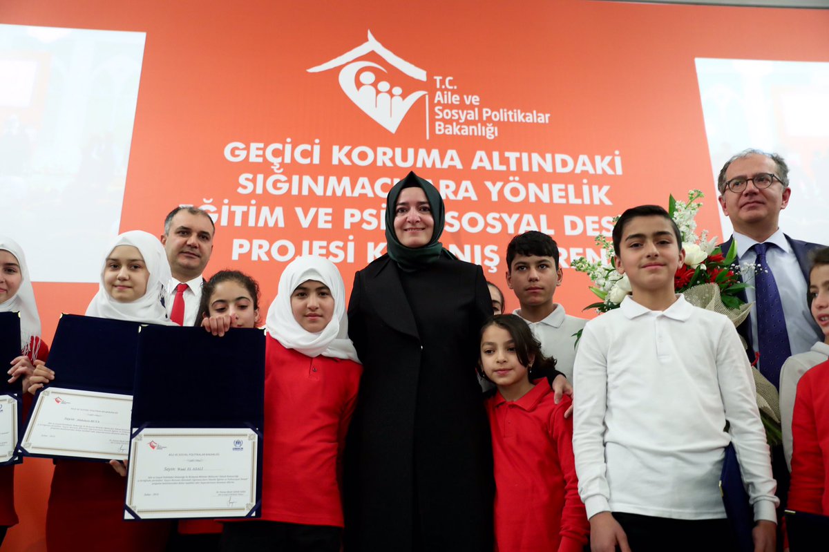drbetulsayan's tweet photo. Geçici Koruma Altındaki Sığınmacılara Yönelik Eğitim ve Psiko Sosyal Destek Projemiz, önümüzdeki dönemde çok daha yüksek sayıdaki mülteci kardeşimizin katılımıyla devam edecek. https://t.co/bcoY0uxcQu