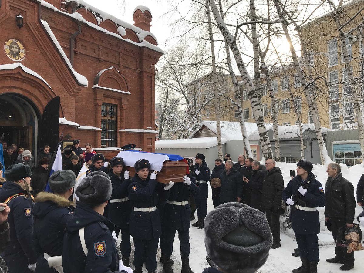 vdv0007's tweet photo. 5 февраля 2018-го года полковника Поповских не стало. Десантники не умирают. Они возвращаются в небо! Мир тебе, командир, боевой товарищ, учитель и настоящий воин! Пусть небо встретит тебя синевой! 
Дело твоё будет жить! https://t.co/nCGek7ML63
