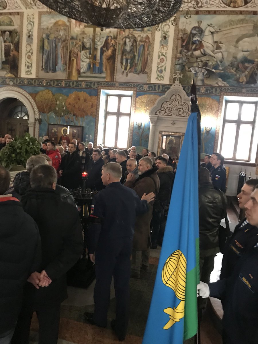 vdv0007's tweet photo. 5 февраля 2018-го года полковника Поповских не стало. Десантники не умирают. Они возвращаются в небо! Мир тебе, командир, боевой товарищ, учитель и настоящий воин! Пусть небо встретит тебя синевой! 
Дело твоё будет жить! https://t.co/nCGek7ML63