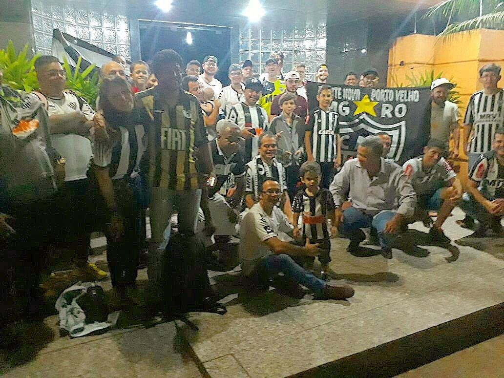 CustodioTodinho's tweet photo. Parabéns à emocionante mobilização acompanhada de perto há mais de 30 dias do @ConsuladosGalo @GaloPortoRO. Homens, mulheres e crianças, de todas as cores e classes, a 3 mil kms de BH, 500 kms de Porto Velho a Rio Branco, torcendo na paz e sem incomodar vida alheia. 📷 @afroregae https://t.co/olBWm0Erag
