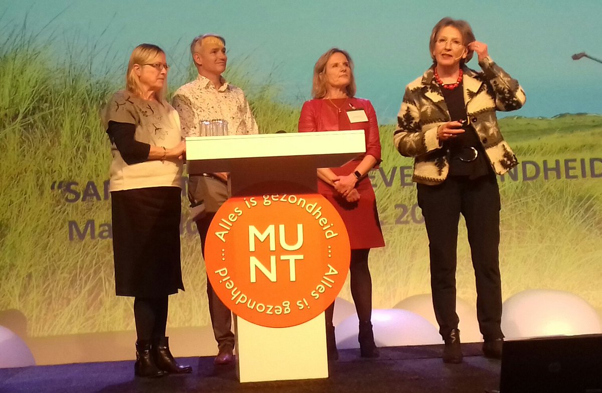 RoeliendenOuden's tweet photo. Machteld Huber van het Institute for Positive Health vertelt dat zorgverzekeraars zich steeds meer commiteren  aan positieve gezondheid. Het gaat niet alleen om het 'spinneweb', maar ook om het 'andere gesprek' (uitgaan van de patiënt).   #aig2018 https://t.co/ZkobKwmnyk