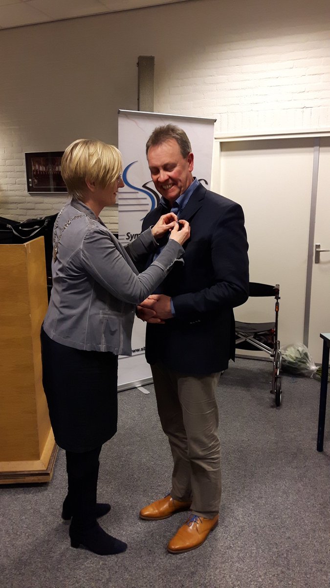 sbo_gaanderen's tweet photo. Tijdens onze #ledenvergadering kreeg #voorzitter Wim Papperse een #Koninklijke onderscheiding van Burgemeester @MBesselink @gem_bronckhorst. Dit voor het vele werk dat Wim, naast het #musiceren, al jaren voor de vereniging vervult. Van harte gefeliciteerd Wim! https://t.co/lleSsBvRUl