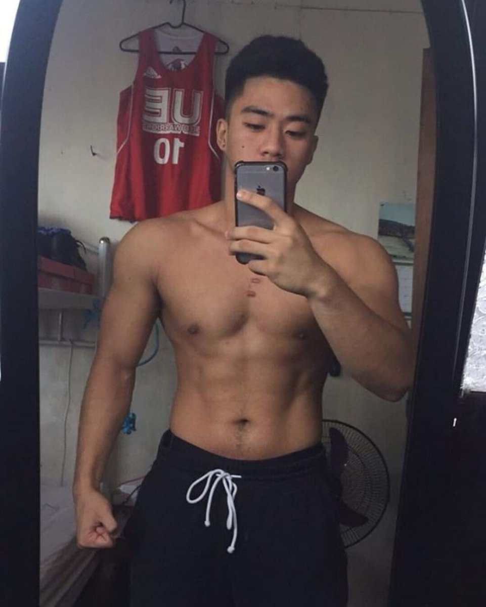 dailyhotdudes's tweet photo. The Baller. Mirror Selfie x Shirtless. Clyde Ceralde. 🏀⛹️‍♂️ https://t.co/lwSnVDegYu