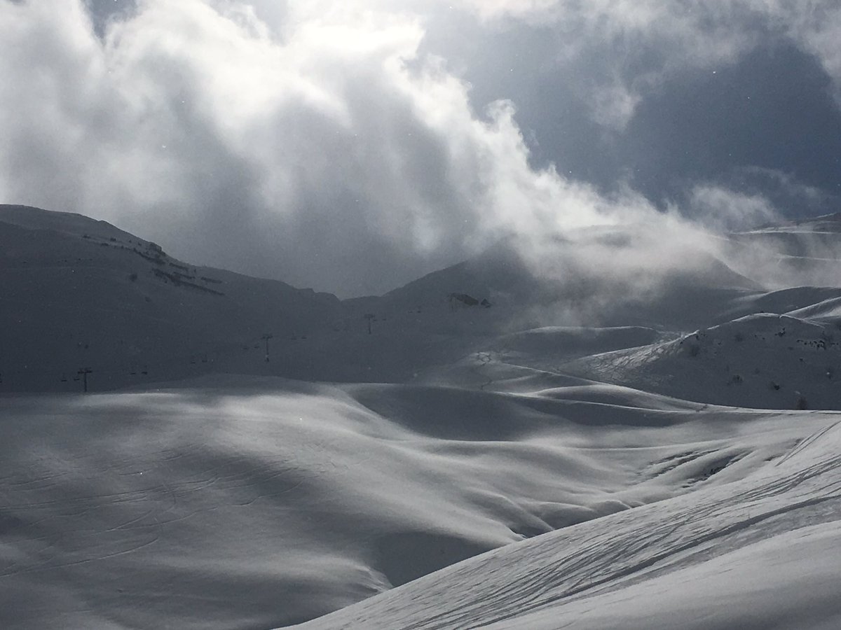 Envie de tracer? C'est maintenant!!! ❄️☀️❄️ 1,40m de neige en bas de la station(1800m) et 2m au sommet(2530m). @npyski @Pirineos2valles @nuevospirineos