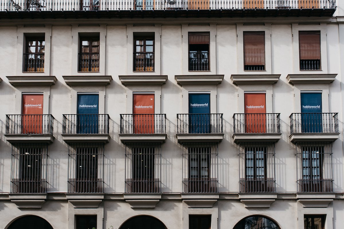 hablaworld's tweet photo. ¿Reconoces las ventanas de #Hablaworld desde desde la Avenida de la Constitución? 😊 Estamos en una zona preciosa y céntrica, frente a la #Catedral y la mismísima #Giralda 🌏 Acompáñanos para disfrutar una #ExperienceTheLanguage completa 📽️🚶‍♂️🚶‍♀️ https://t.co/QvuhdmCZz8 https://t.co/bbrN9mHFtZ