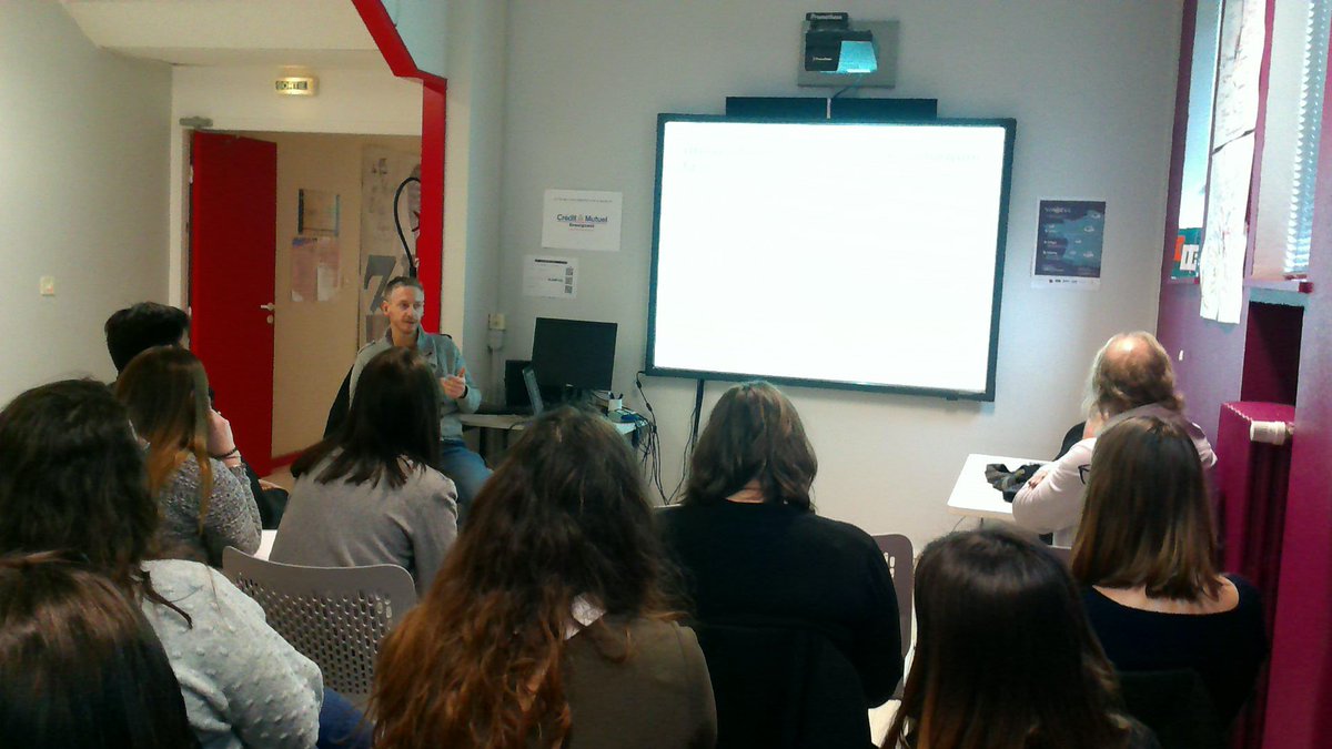 CMLesMartiensV's tweet photo. présentation de twitter. 12 élèves https://t.co/whItTHDO27