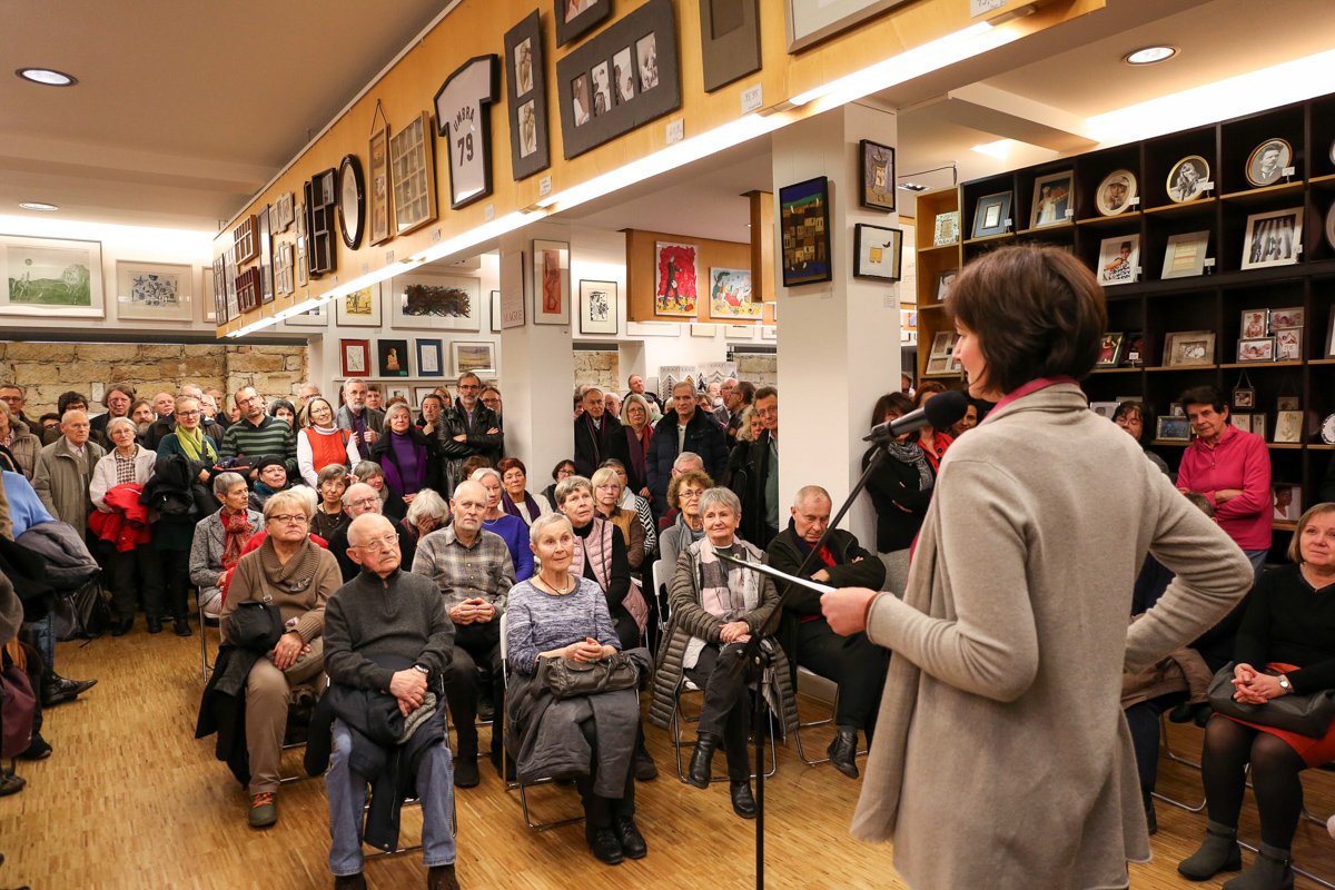 Andrang zur #Vernissage der #Ausstellung "Landgang" am 04.02.18 in der #Galerie <a href="/artundform/">art+form</a> #Dresden. Bis zum 15. März 18 können dort die #Kunst Werke der #Künstlerin Ursula Strozynski betrachtet und gekauft werden. Ein Virtueller Rundgang demnächst unter artundform.de/ursula-strozyn…