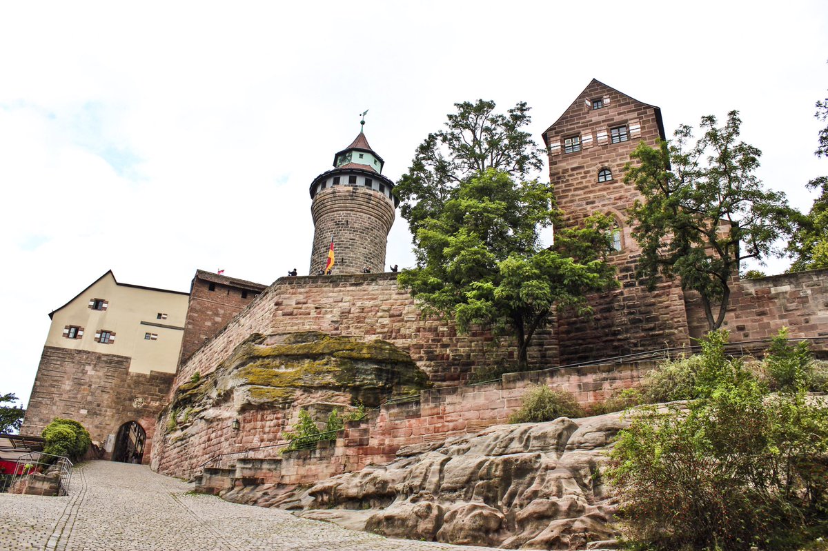 texastobeyond's tweet photo. Nuremberg #Castle stands proudly on a solid stone foundation, with its main gate watched by the round #SinwellTower.  This fortified high point, along with the town’s walls, strategically protected #Nuremberg from invading armies for hundreds of years.  @Nuernberg_Info #ToBeyond https://t.co/4E2iVJ0vJK