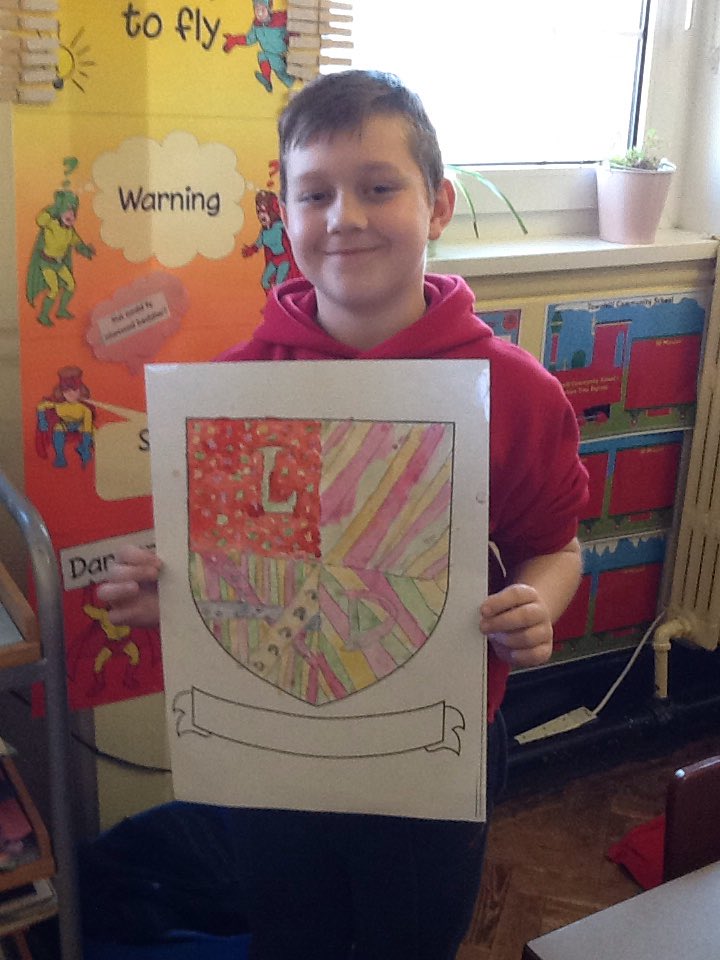 BubsyTownhill's tweet photo. amazing fun focusing on Heraldry in class today #thcyear4 #thcart #thcpse https://t.co/Q6GjH9enpR