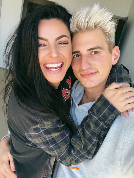 No vlog today my loves but here&rsquo;s a cute photo of @MarkDohner and I instead 😜 https://t.co/yJyE7y6dS<a href="/tag/coachella18"class="tags"><span>#coachella18</span></a>