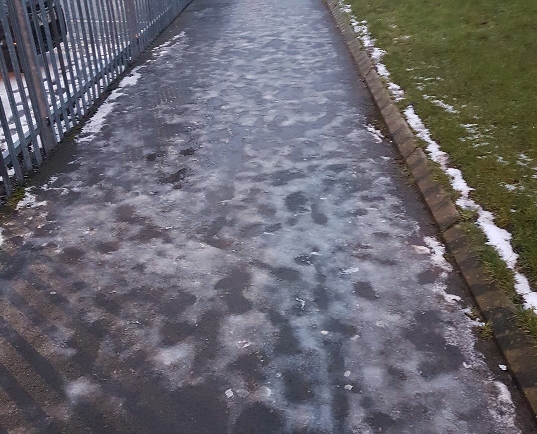 CAntrimHarriers's tweet photo. ❄️❄️CLUB CANCELLED Tonite (Wed 7/2) due to very icy footpaths ❄️❄️ Please spreed the word #gettreadmilling #icypaths https://t.co/3IZitg3I9A