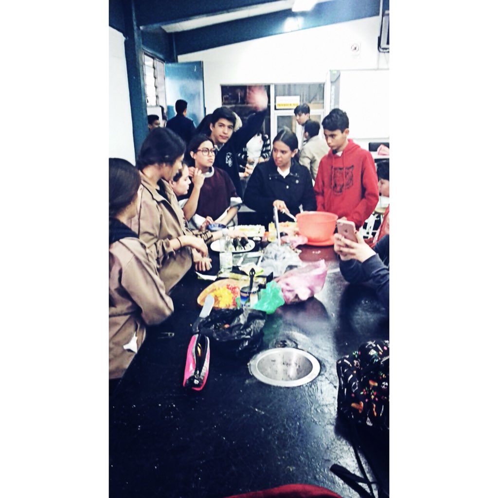 Informatecn1's tweet photo. #Repostería   
El taller está conformado por alumnos de todas las casas y es impartido por la maestra Pati.
En el taller se realizan muchas diversidades de postres en general, una opción recomendable.
#Taller_De_La_Semana  #Endulzate_La_Vida https://t.co/mXpVzoaj2S