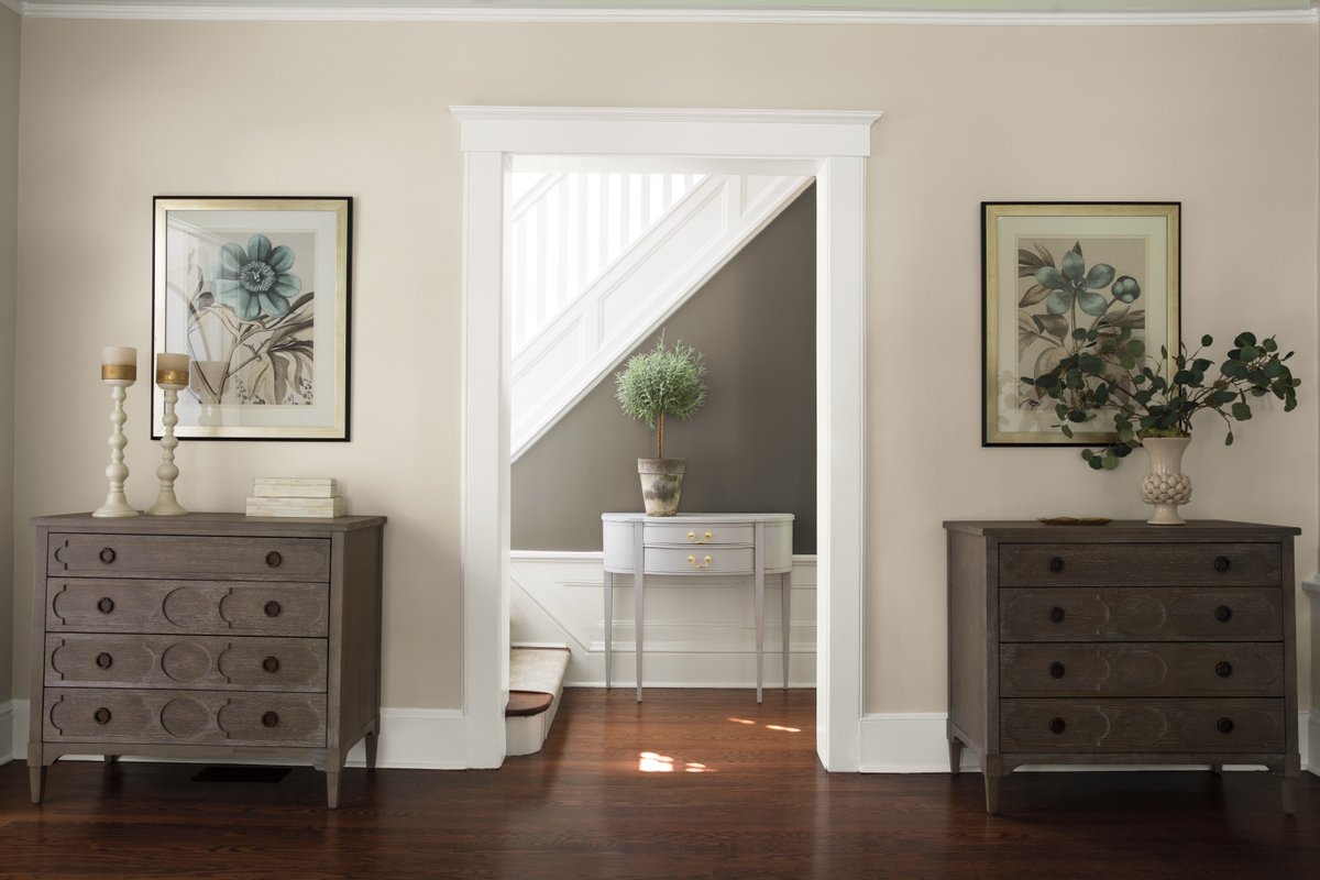 Benjamin_Moore's tweet photo. To make a great first impression, you need a paint that does the same. Excellent hide and coverage for a uniform finish, Regal® Select Interior is ideal for any transformation in your home. https://t.co/D8Lyau4k7E https://t.co/ylbnRfhMjb