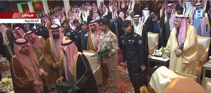 KSASociety's tweet photo. عاجل | ⁧#خادم_الحرمين⁩ يكرم الأمير الراحل سعود الفيصل بمنحه وسام الملك عبدالعزيز من الدرجة الأولى
.
⁧#الجنادرية⁩ ⁧#سعود_الفيصل⁩
- https://t.co/51REJRZL2x