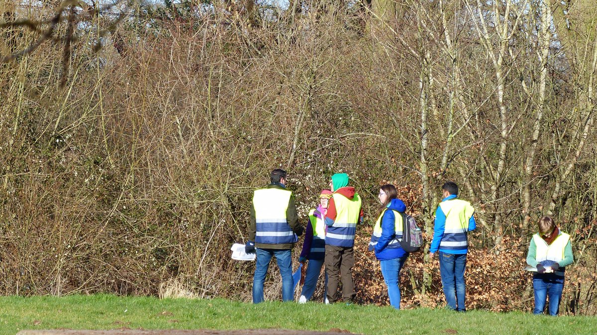 readingbotany's tweet photo. Simon Boulter @RSKEcology advising @UniofReading #MScSISS & #MScPlDiv on their #ExtendedPhase1 survey @Coombes_School https://t.co/12X3D4eNLo