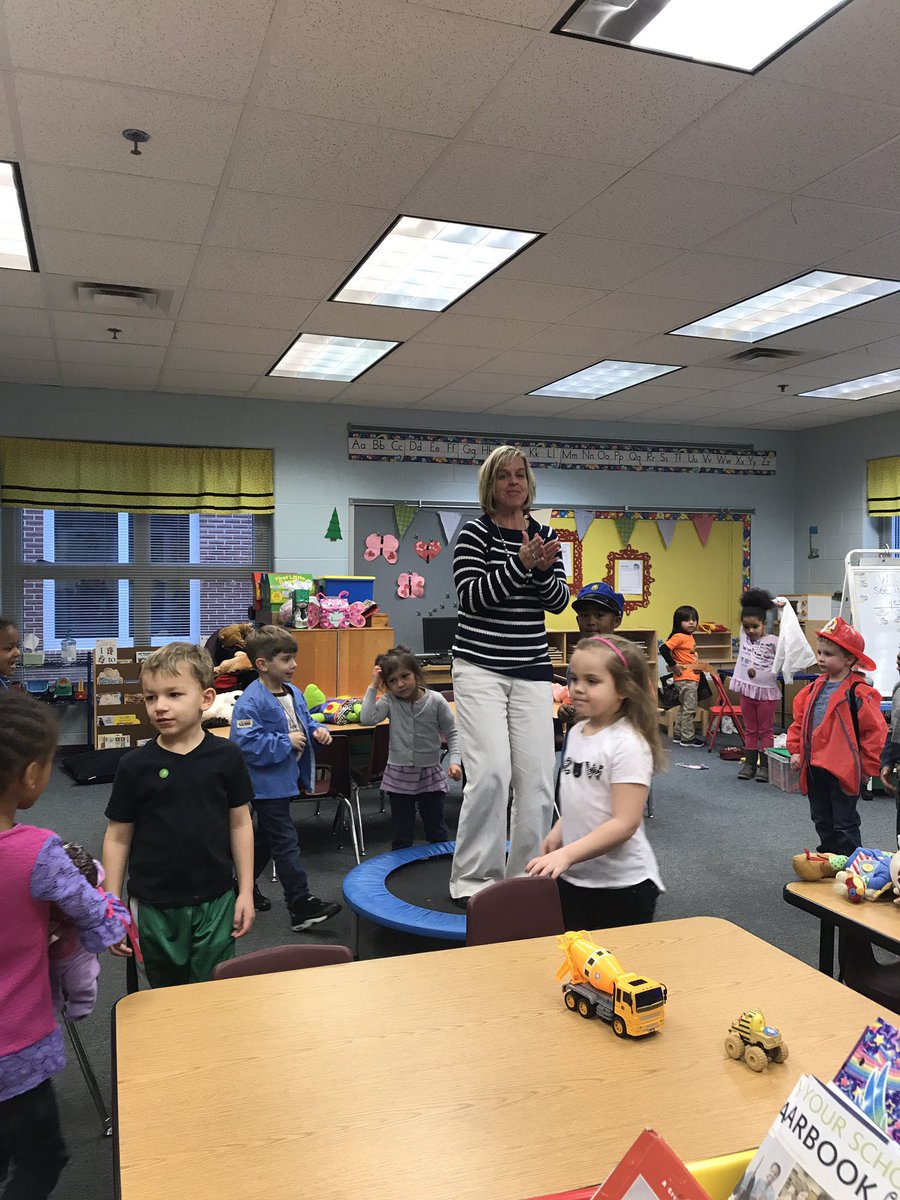 MeganVarner8's tweet photo. Even the teachers are playing the day away! #GlobalSchoolPlayDay #iamcucps https://t.co/orEXAP5G90