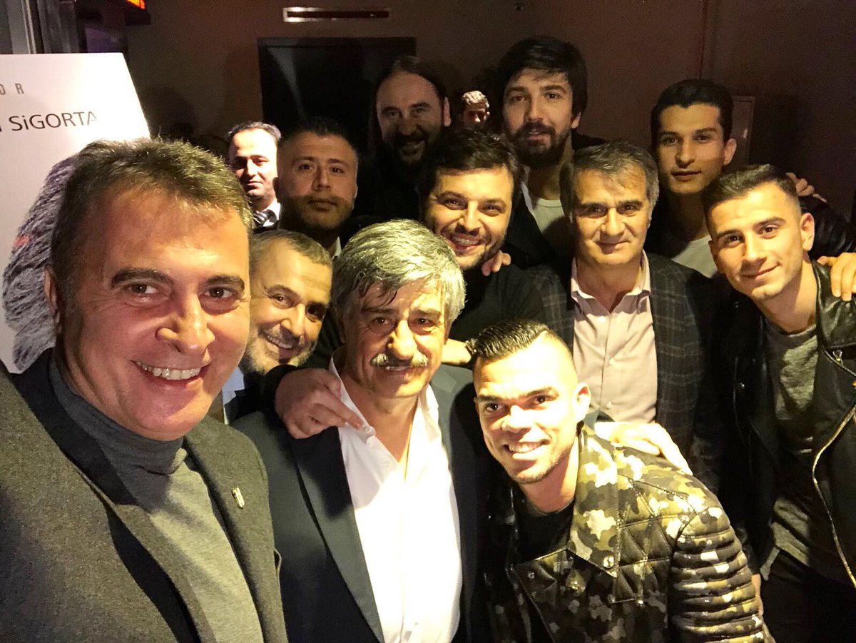 1981 yılından bu yana Beşiktaş'ın emektarı olan Süreyya Soner'in anılarından oluşan Güzel Adam Süreyya filminin ilk gösteriminde, Başkanımız Fikret Orman öz çekim yaparak bu anı ölümsüzleştirdi. #Beşiktaş